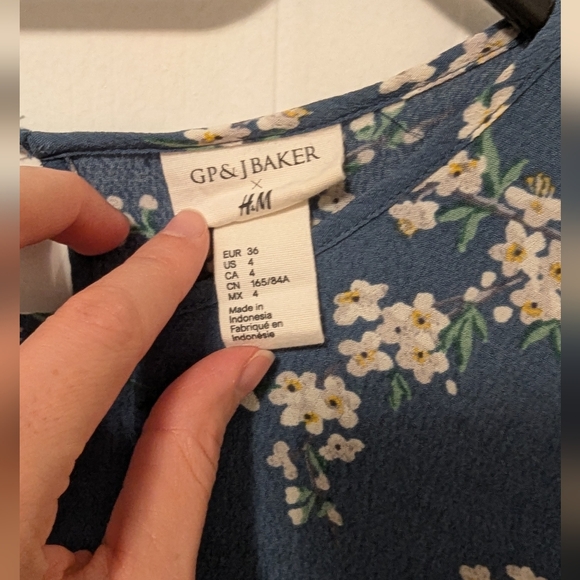 3/$20 Short Sleeve Blouse, Blue Floral, Size 4 - Picture 3 of 5